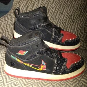⭐Nike Jordan 1 Mid SE Siempre Familia Sz 10C Toddler Shoes Black Red DN5120-001